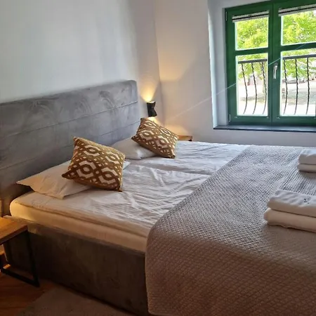 アパート Tu I Teraz